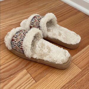 Minnetonka Cozy Fleece Lined Slippers with Patterned Trim